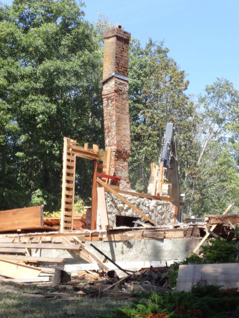 Chimney of Baybrook during demolition, showing damage from Courtenay earthquake in 1947