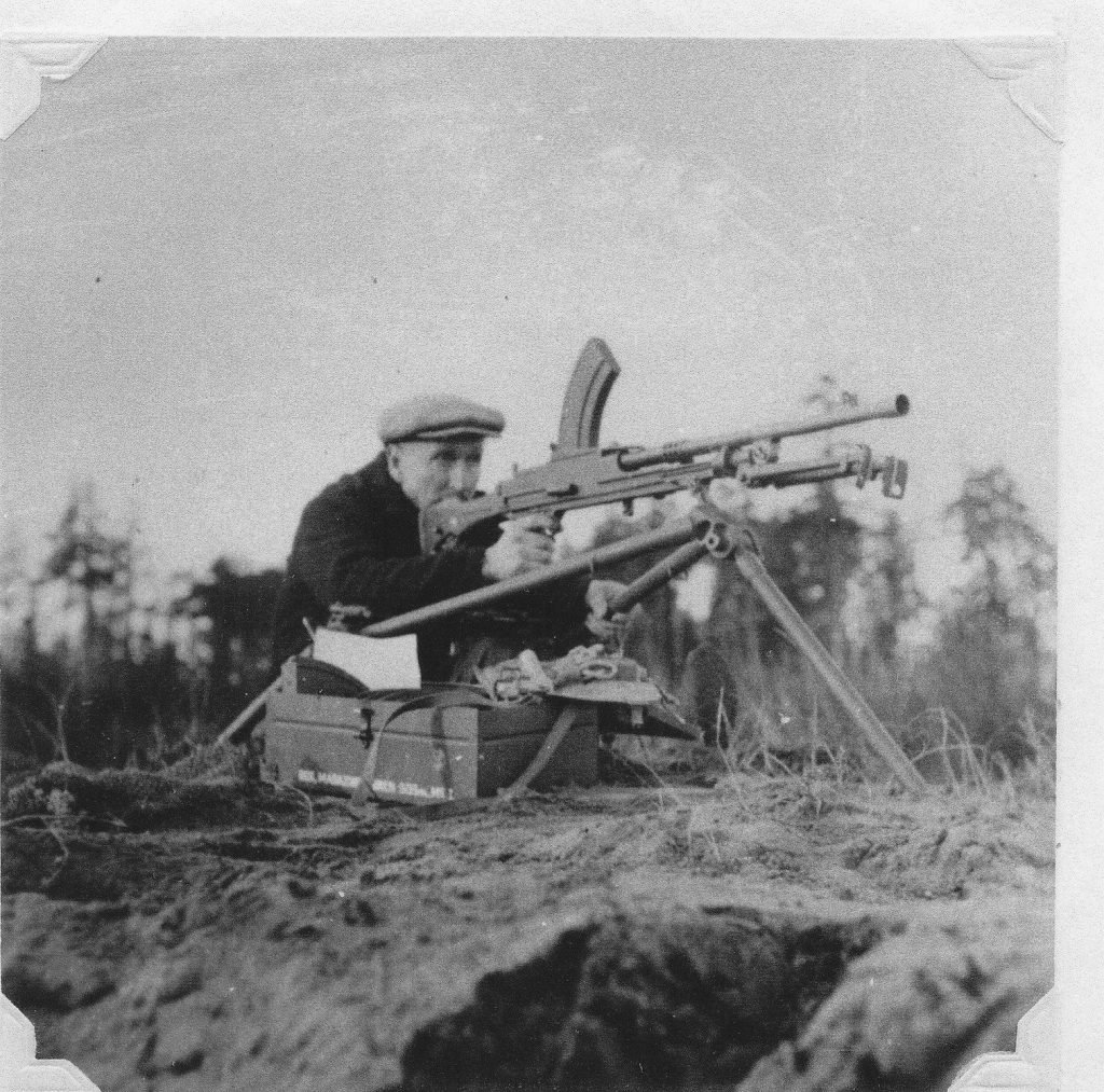 Laing with field gun, Ontario 1918