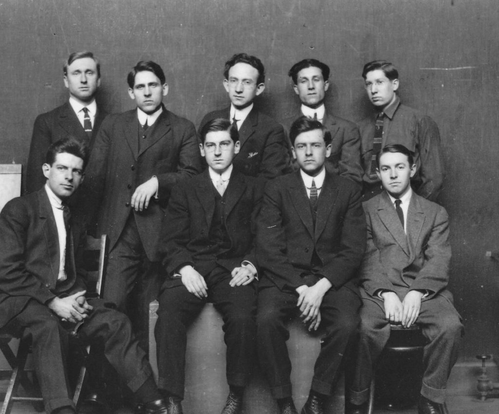 Laing (back left) with Pratt Institute class, 1911